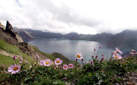 문재인 대통령과 김정은 북한 국무위원장이 20일 백두산을 함께 찾는다. 사진은 2005년 백두산 천지 모습. [연합뉴스 자료사진]
